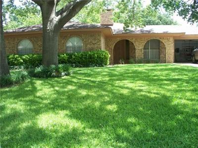 2311 Tanglewood Dr - Photo 2 of 7