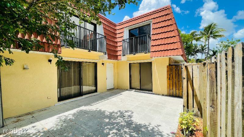 709 Nw 98th Cir - Photo 2 of 13