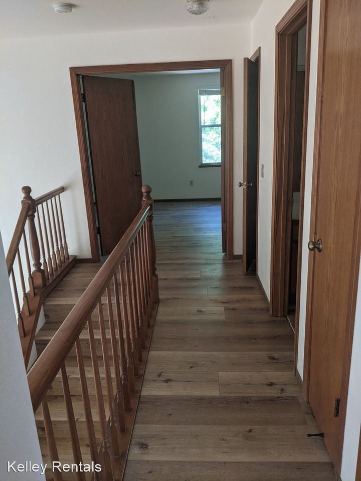 7817 Wildflower Ct - Photo 3 of 12