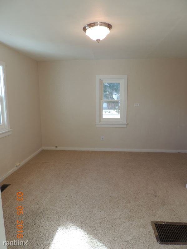 622 3rd Ave E - Photo 2 of 9