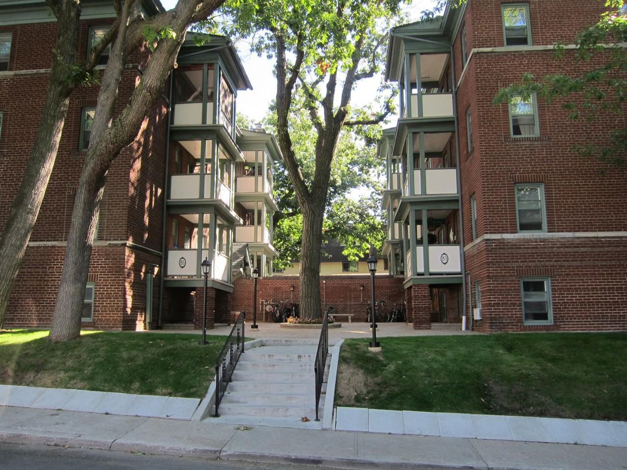 83/85 SILVER BIRCH AVENUE - Photo 2 of 9