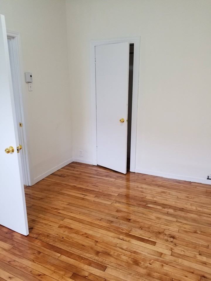 7086 Rue Durocher #7088 - Photo 3 of 10