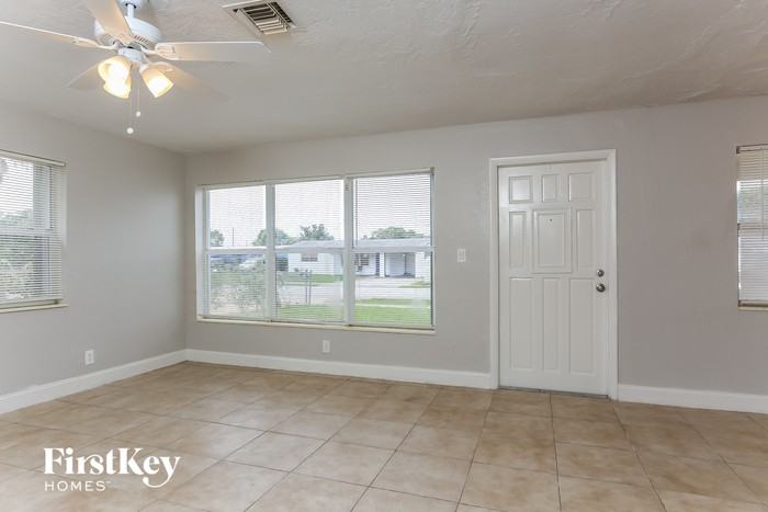 3171 Nw 5th St - Photo 3 of 15