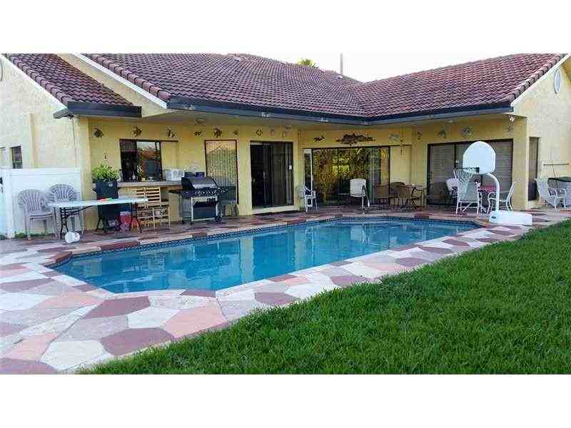 10887 NW 4th Dr - Photo 2 of 9