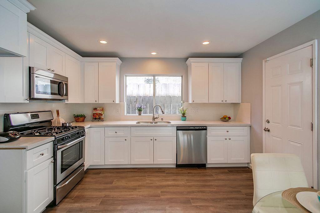 3144 Franklin Avenue - Photo 3 of 12