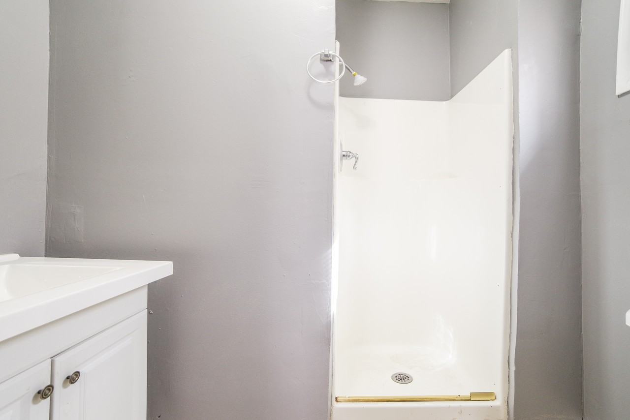 1166 Greenwich St Sw - Photo 2 of 12