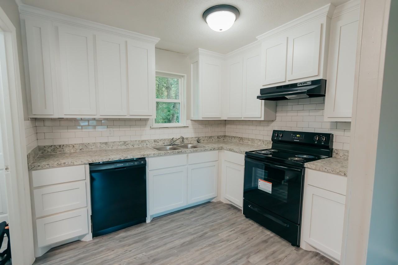 241 Pearl St - Photo 3 of 11