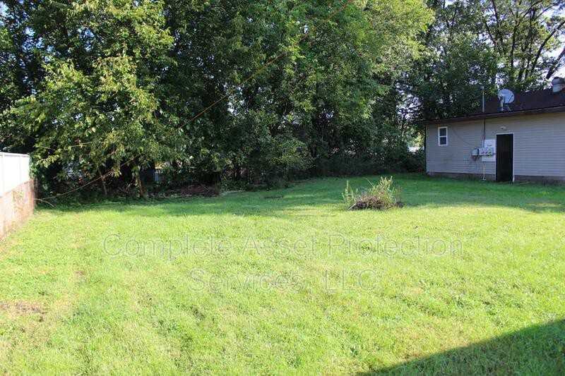 320 E Washington Ave - Photo 2 of 17