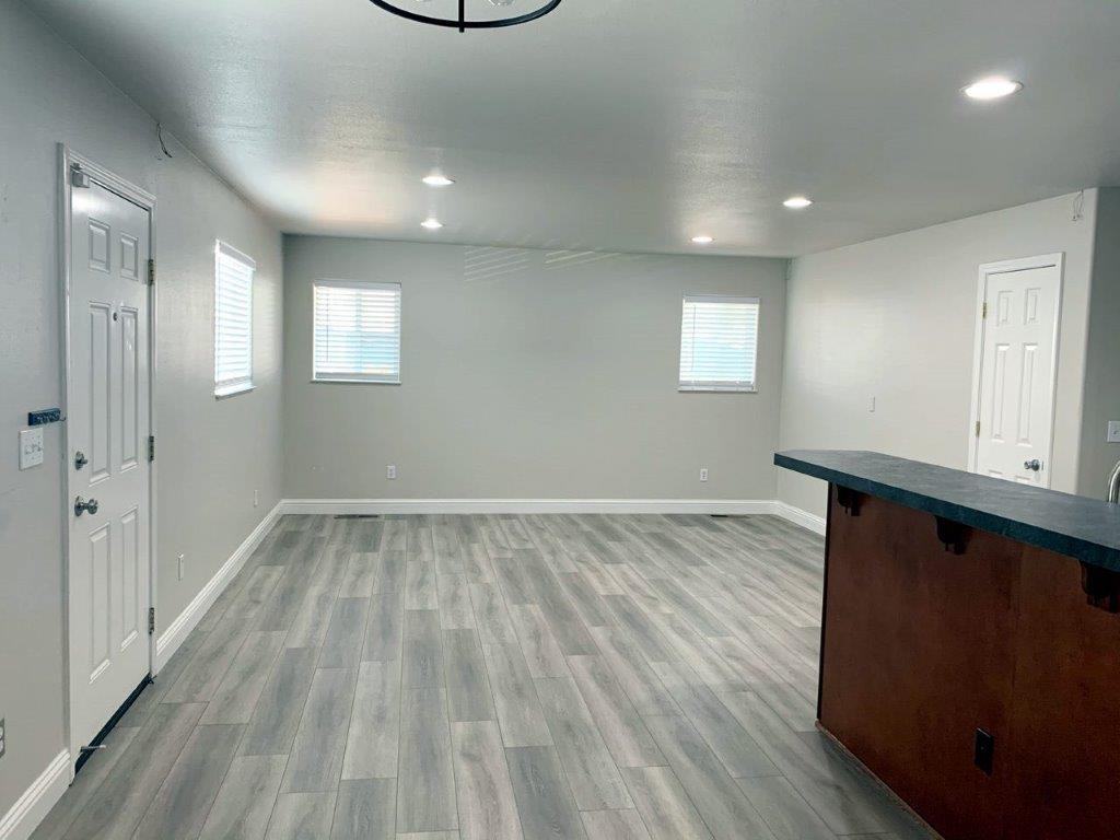 1037 Bell St - Photo 3 of 16