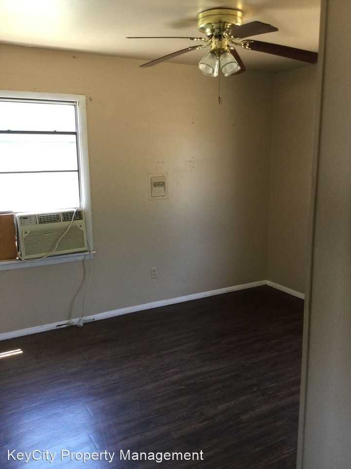 2802 Post Oak Rd - Photo 3 of 8