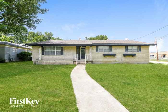 711 Cozby St N - Photo 2 of 15