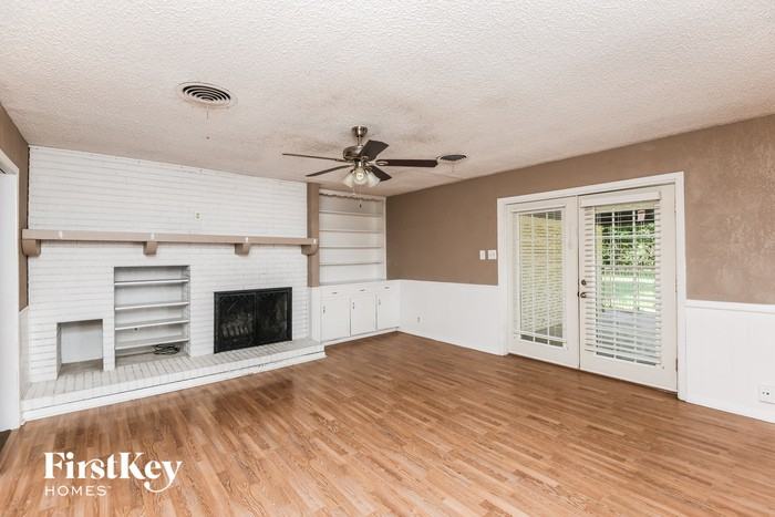 711 Cozby St N - Photo 3 of 15