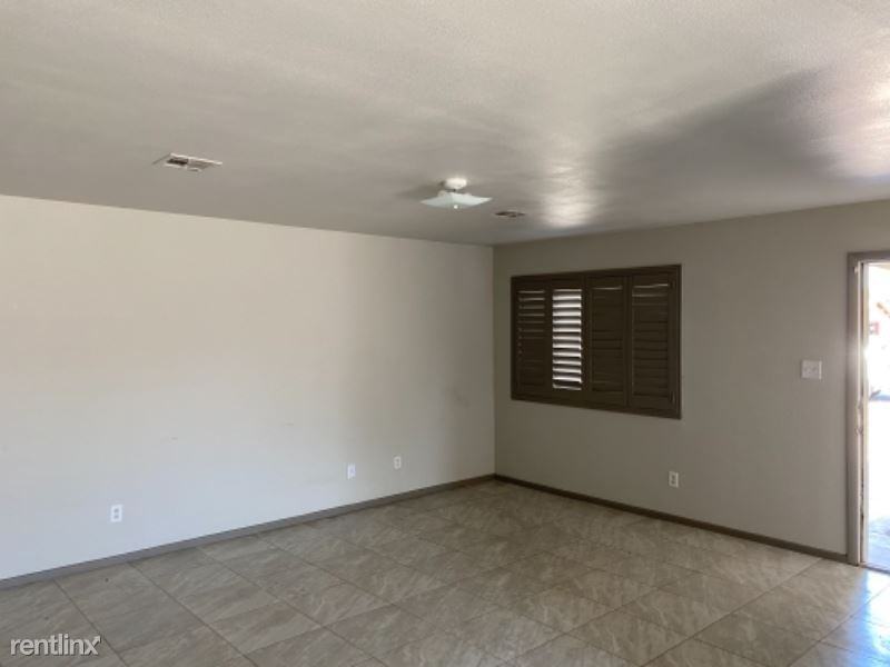 1932 S 46th Dr - Photo 3 of 8