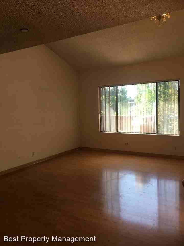 215 E Warren Cmn - Photo 2 of 12