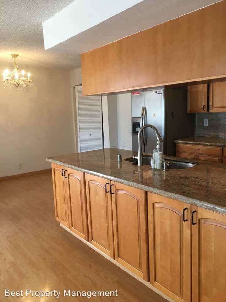 215 E Warren Cmn - Photo 3 of 12