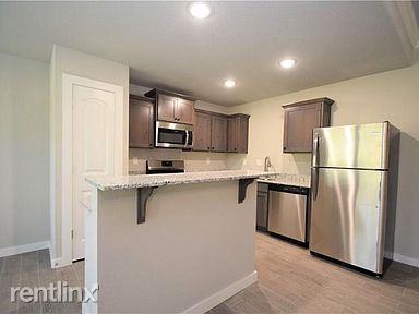 402 Rineel Ave - Photo 3 of 7