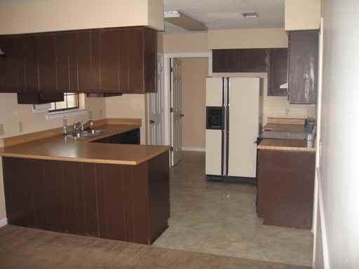 1102 Hickory St - Photo 3 of 11