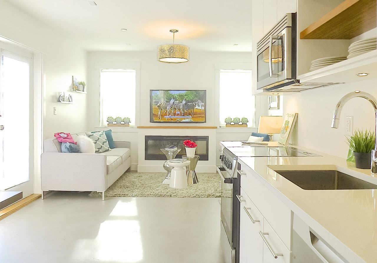 945 West 33rd Avenue Coach Hous - Photo 3 of 12