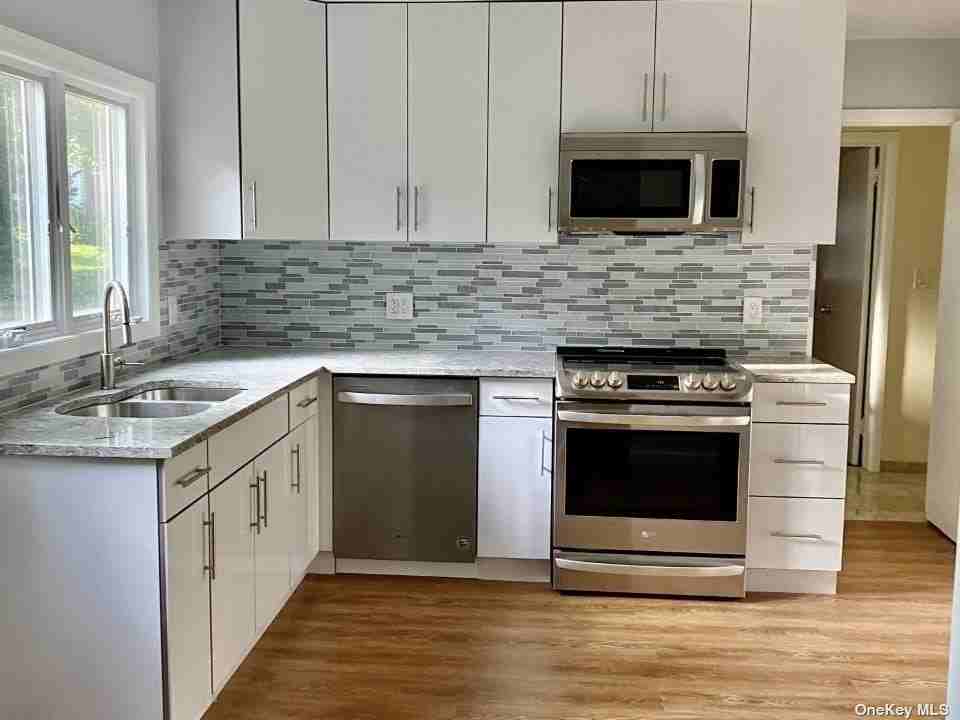 321 Nassau Ave - Photo 2 of 7