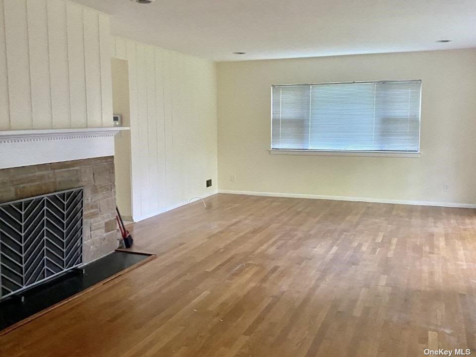 321 Nassau Ave - Photo 3 of 7