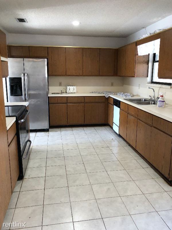 664 Radnor Ln - Photo 3 of 10