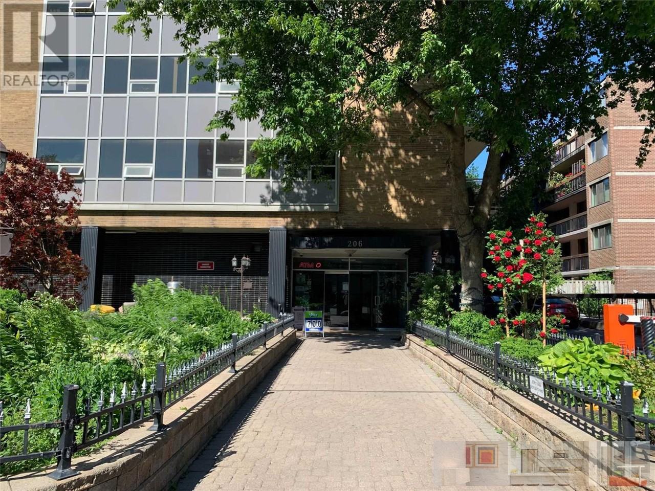 206 Saint George Street - Photo 3 of 12