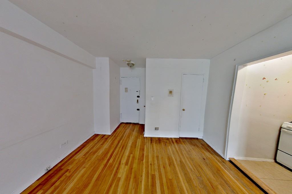 E 58th St #2B - Photo 4 of 5