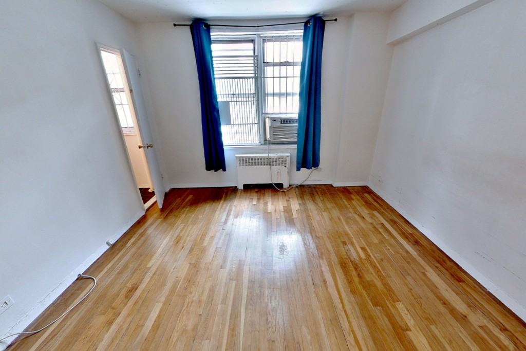 E 58th St #2B - Photo 3 of 5