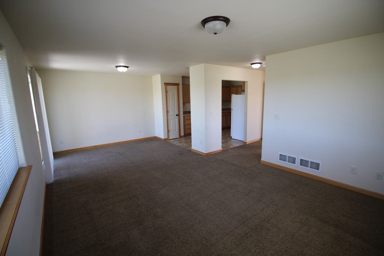 381 Adeline Dr - Photo 2 of 15