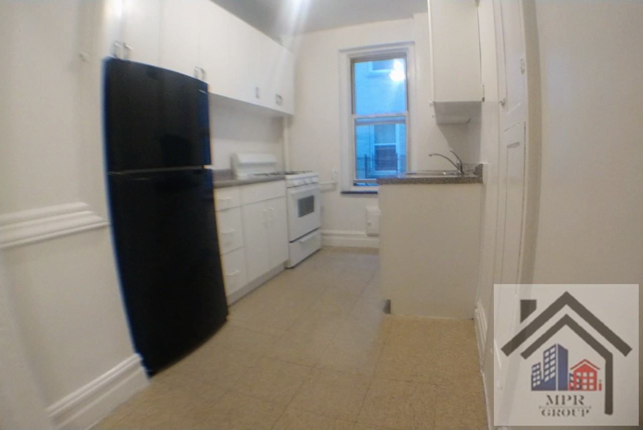 1605 Mayflower Avenue - Photo 3 of 8