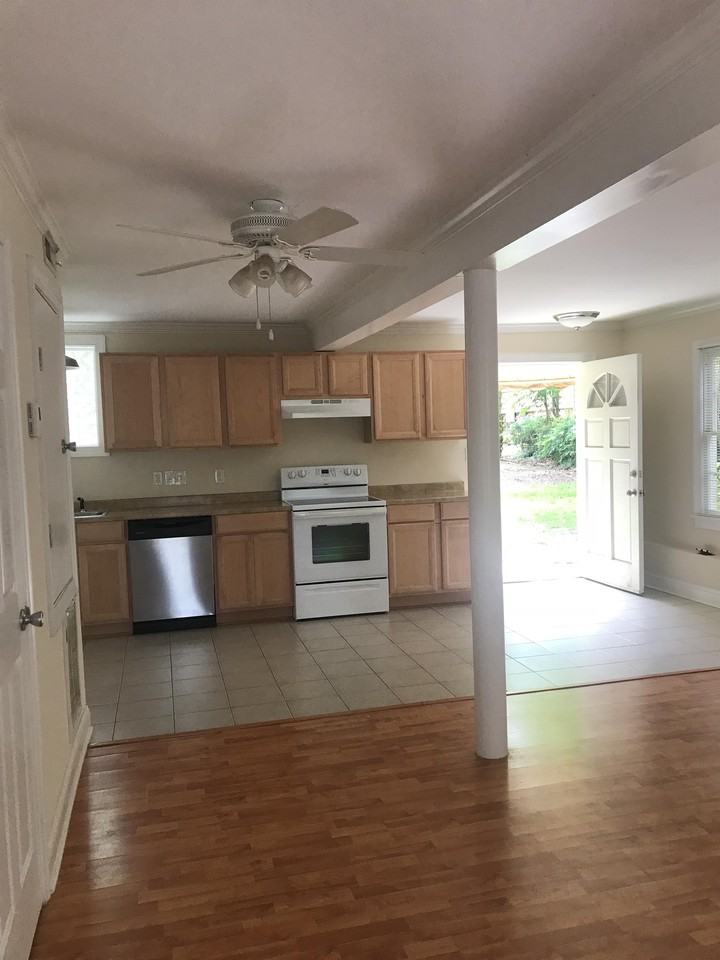 1529 Thomas Ave #C - Photo 3 of 21