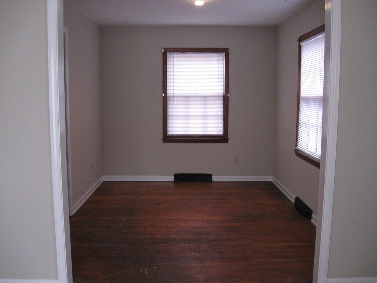 6646 Floyd St - Photo 3 of 4