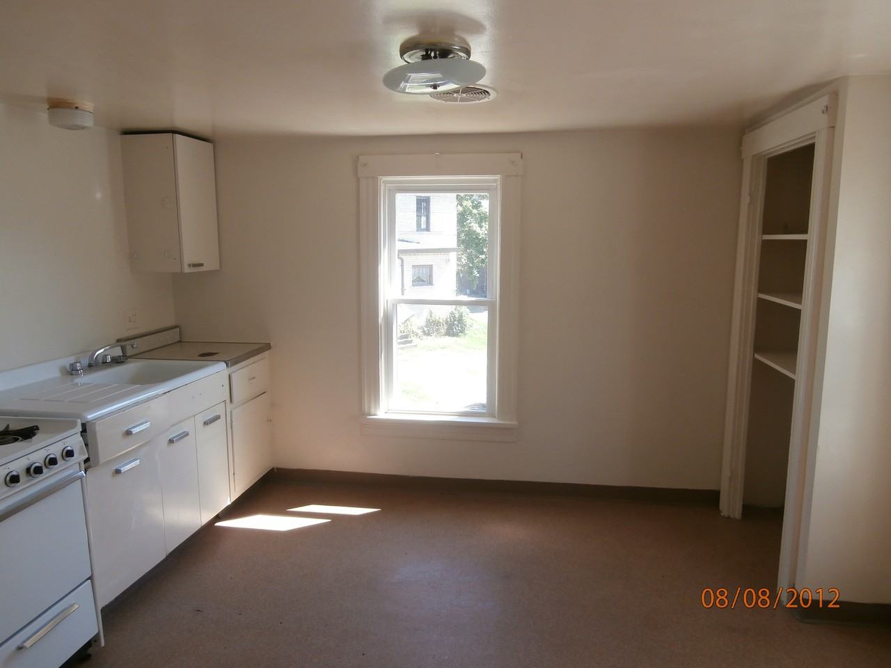 918 School Street - Photo 2 of 4