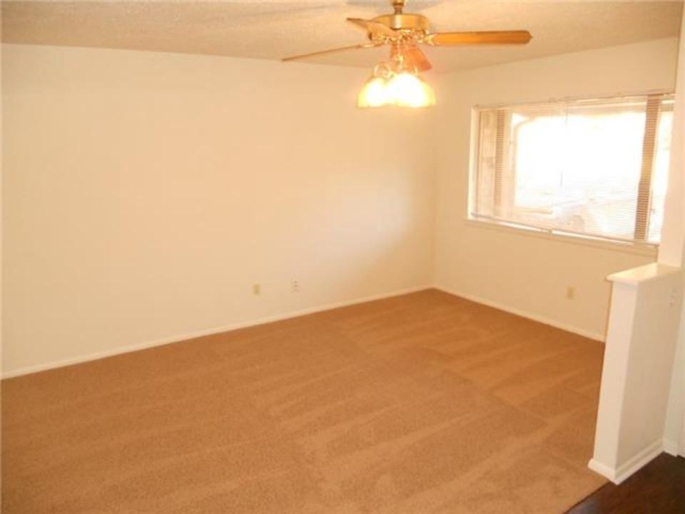 609 W Redbud Dr - Photo 2 of 10