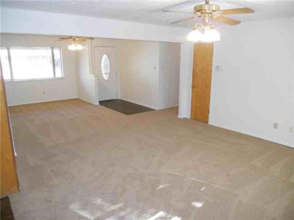 609 W Redbud Dr - Photo 3 of 10