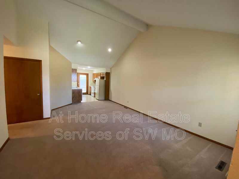 3034 W Greenwood St - Photo 2 of 10