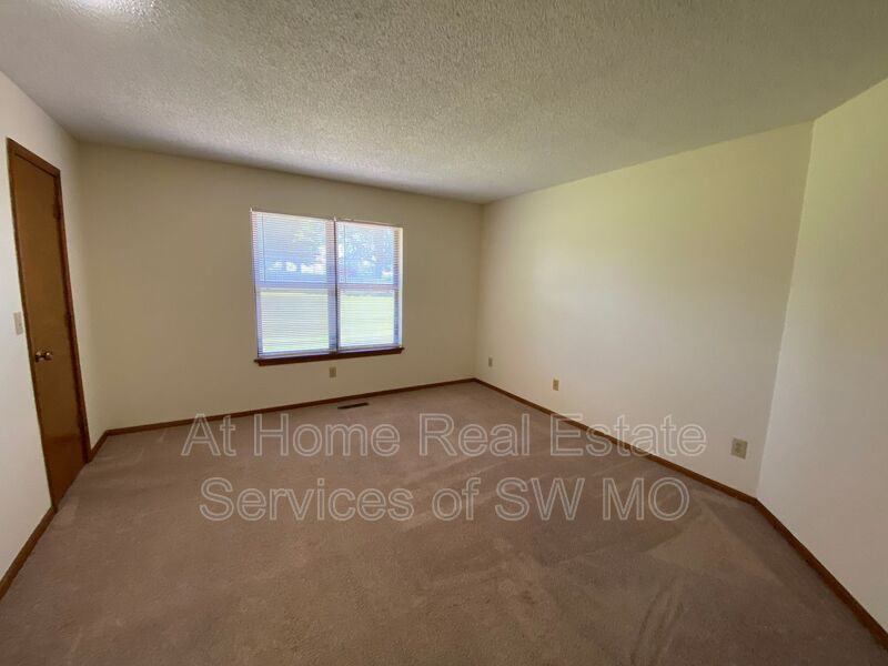 3034 W Greenwood St - Photo 5 of 10