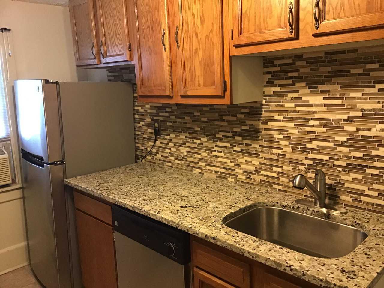 710 W Gray St #B - Photo 4 of 6