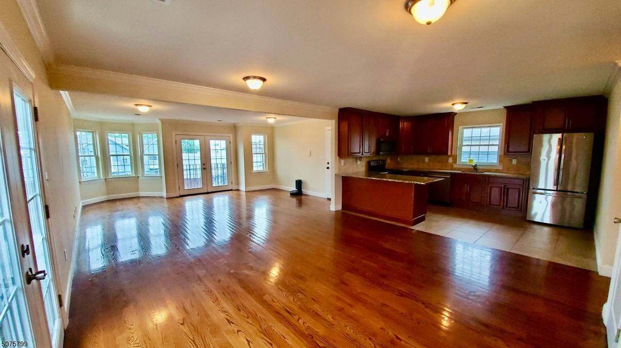 524 S Park St - Photo 2 of 17