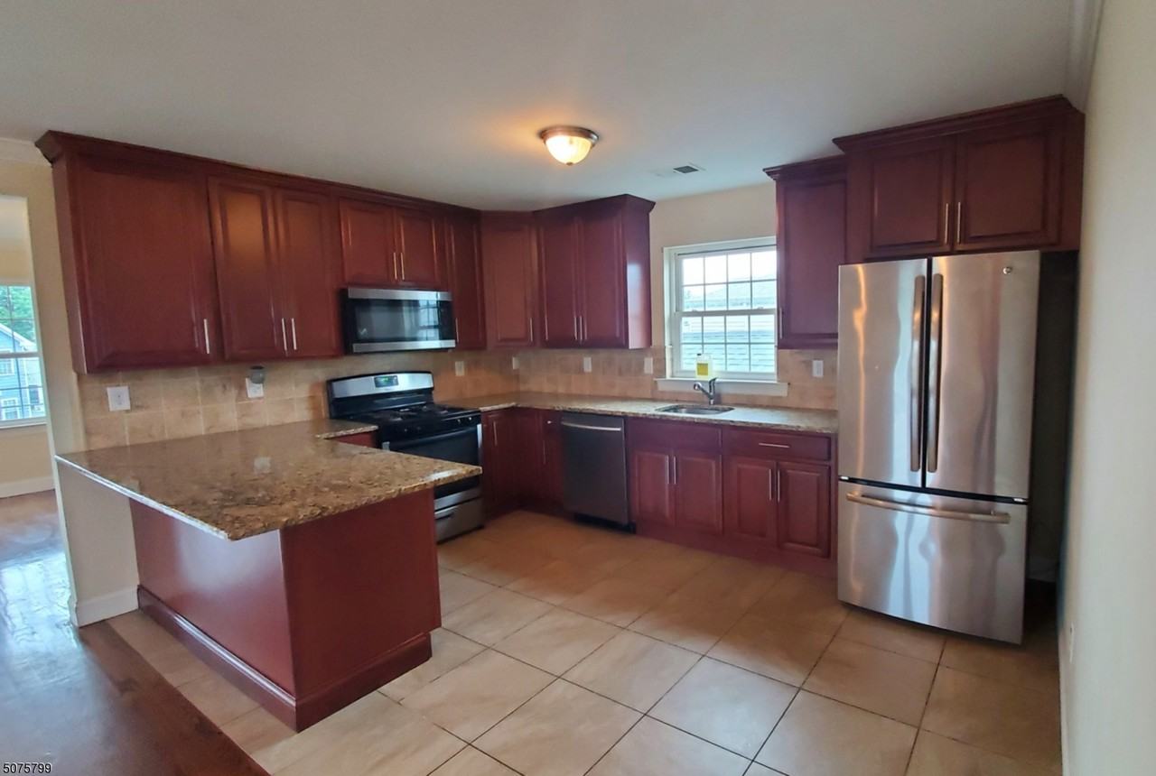 524 S Park St - Photo 3 of 17