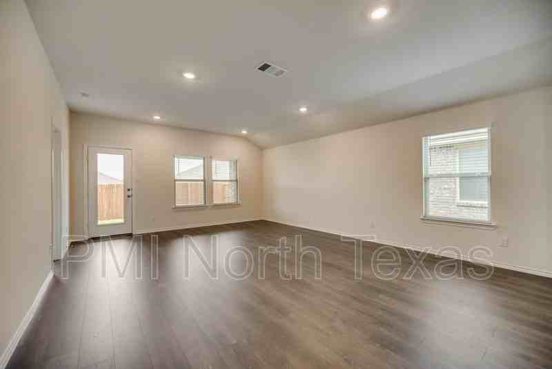 204 University St - Photo 3 of 17