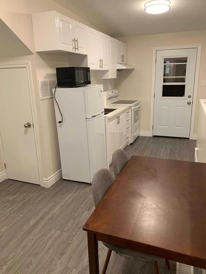 Newly renovated 1 bedroom plus den unit for RENT - Photo 3 of 6