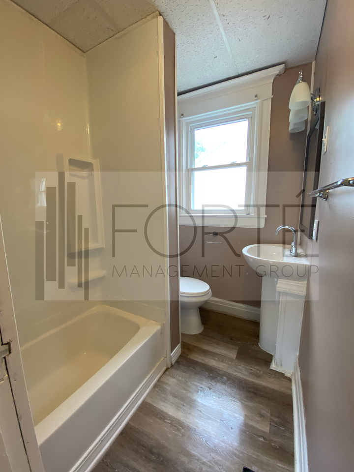 116 S Hamilton St - Photo 3 of 20