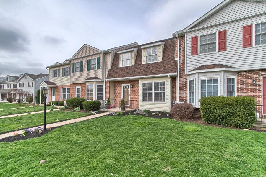 1124 Hampden Dr - Photo 2 of 14