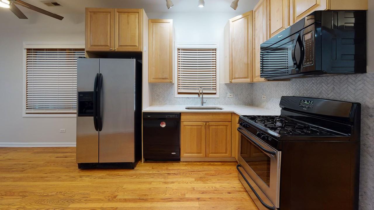 Bright and spacious Noble Square duplex near vibrant Wicker Park - Photo 4 of 19