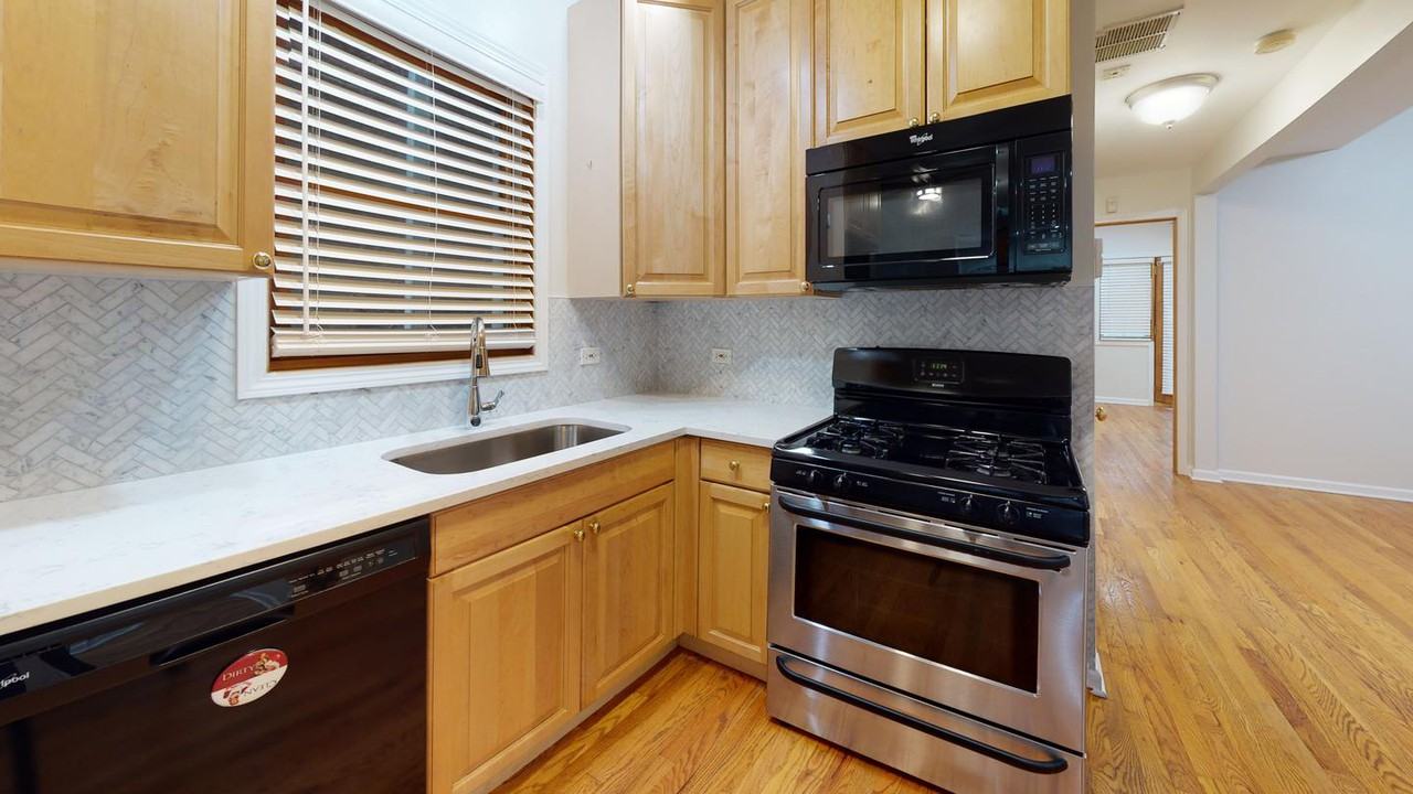 Bright and spacious Noble Square duplex near vibrant Wicker Park - Photo 5 of 19
