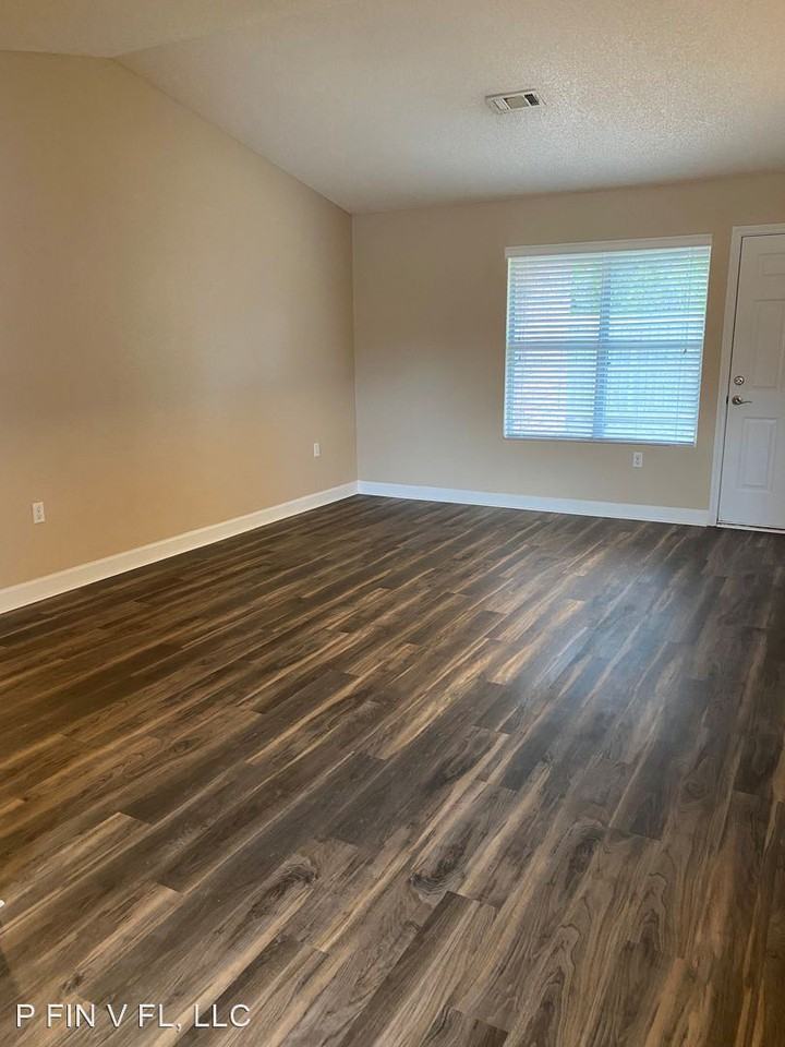 546 Carrier Dr - Photo 3 of 20