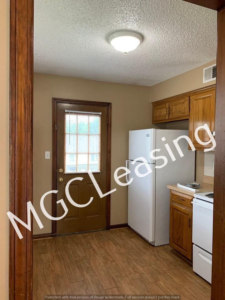 208-210 NW Monroe St - Photo 3 of 15