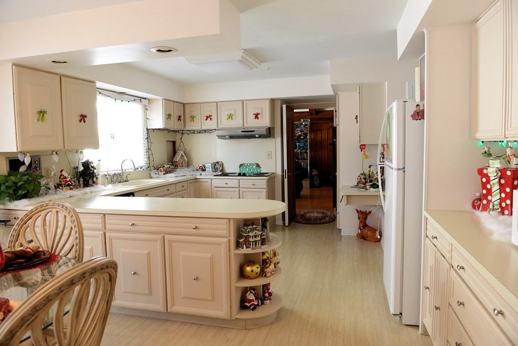 1261 Ardmoor Dr - Photo 3 of 45