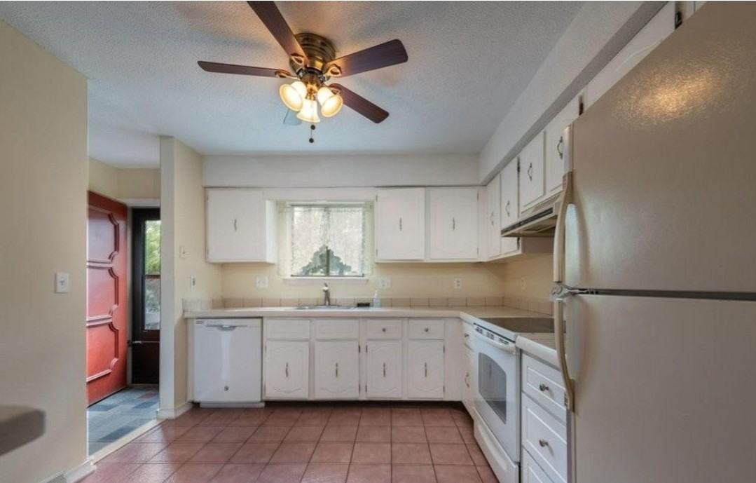 135 Pembroke Ct #135 - Photo 3 of 8